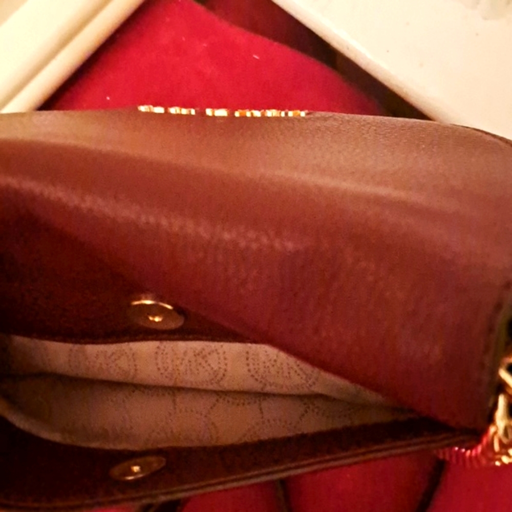 Michael Kors Leather Merlot ( Maroon) Color Crossbody 🥰Like New - Picture 6 of 9
